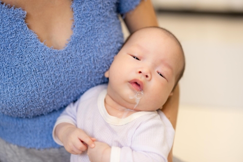 Bayi Gumoh? Tak Perlu Khawatir. Ketahui Kapasitas Lambung Bayi agar Moms Tetap Tenang