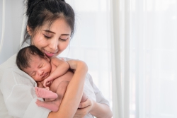 Simak Cara Merawat Bayi Baru Lahir di Rumah dengan Skincare yang Cocok untuk Si Kecil