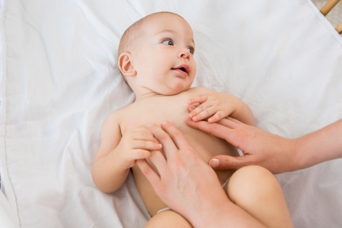 Moms, Ini Cara Merawat Kulit Bayi Usia 0-6 Bulan agar Tetap Lembut dan Bebas Iritasi