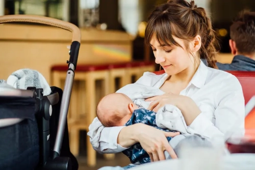 Cara Aman dan Nyaman Menyusui Bayi di Tempat Umum