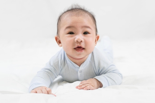 Kapan Kepala Bayi Bisa Tegak dengan Stabil? Ini Penjelasan Perkembangan dan Cara Melatihnya