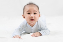 Kapan Kepala Bayi Bisa Tegak dengan Stabil? Ini Penjelasan Perkembangan dan Cara Melatihnya