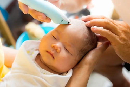 Mom, Sudah Tahu Cara Mencukur Rambut Bayi? Berikut Tipsnya