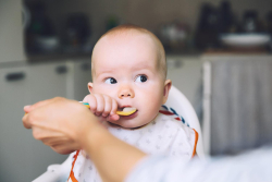 Mom, Begini Cara Mengatasi Kebiasaan Anak Mengemut Makanan