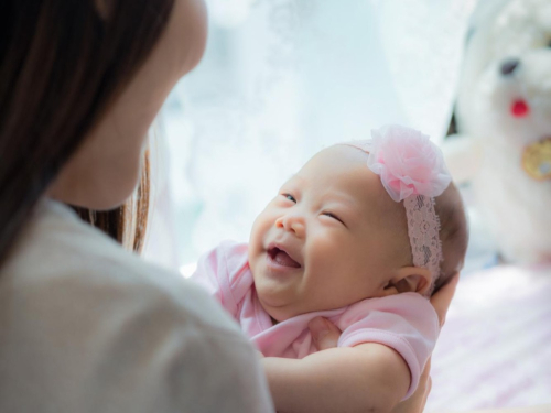 Moms, Cek Perkembangan Bayi 4 Bulan dan Tips Penting untuk Merawatnya