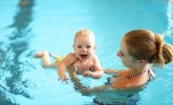 Waktu Yang Tepat Mengajarkan Si Kecil Berenang