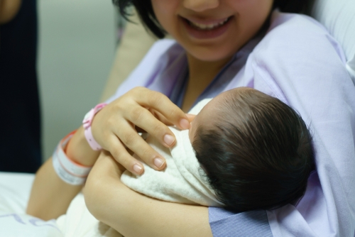 Moms Wajib Tahu! Simak Tips agar Melahirkan Normal Lancar dan Tidak Sakit