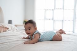 Langkah Praktis Cara Melatih Bayi Angkat Kepala untuk Perkembangan Motorik Si Kecil