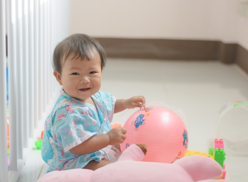 Bayi 6 Bulan Sudah Bisa Apa? Ini Milestone Penting yang Harus Moms Tahu