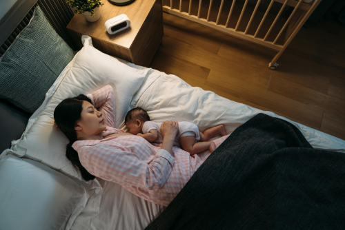 Cara Menyusui Sambil Tidur: Aman atau Berisiko untuk Bayi?