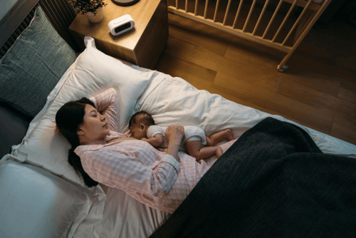 Cara Menyusui Sambil Tidur: Aman atau Berisiko untuk Bayi?