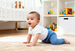Bayi 9 Bulan Belum Merangkak? Ini Fase Aktif Si Kecil