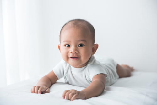 Bayi 4 Bulan Sudah Bisa Duduk? Cek Perkembangan Motoriknya Disini