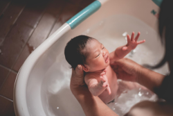 Ini Dia Rekomendasi Perlengkapan Mandi Bayi Baru Lahir yang Aman bagi Si Kecil