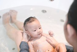 Agar Bersih Menyeluruh, Ini Cara Memandikan Bayi 2 Bulan yang Bisa Moms Terapkan