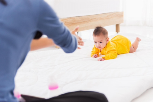 Bayi 9 Bulan Belum Bisa Merangkak? Jangan Panik, Moms. Berikut Perkembangan Si Kecil