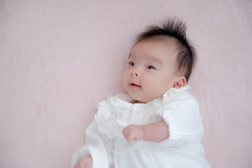 Bayi 2 Bulan Belum Bisa Tengkurap, Apakah Terlambat?