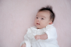 Bayi 2 Bulan Belum Bisa Tengkurap, Apakah Terlambat?