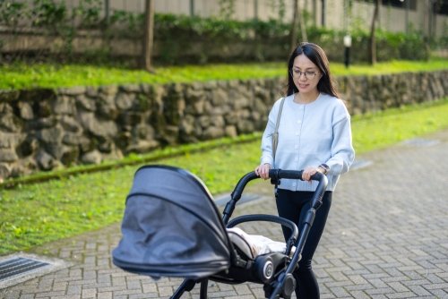 Jenis Stroller Bayi dan Harganya: Mana yang Cocok untuk Naik Pesawat, Mall, hingga Jalan Rusak