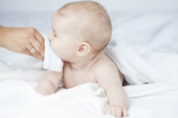 Tips Aman Menyedot Ingus Bayi