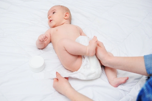 Apakah Bayi Baru Lahir Sering BAB Itu Normal?