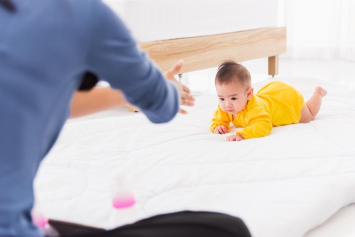 Bayi 9 Bulan Belum Bisa Merangkak? Jangan Panik, Moms. Berikut Perkembangan Si Kecil