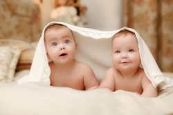 Cara Mengasuh dan Pola Tumbuh Kembang Bayi Kembar