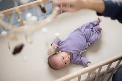 Bayi Mulai Melihat Sinar dan Mendengar Bunyi Saat Berusia Berapa?