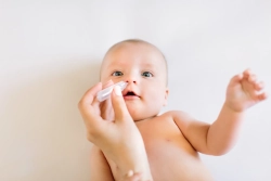 Bahayakah Memberi Obat Tetes Hidung Pada Bayi?