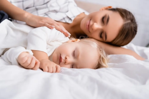 Mana yang Lebih Baik, Si Kecil Tidur Sendiri atau Bersama Orangtua?