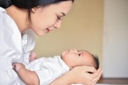 Tandai Ciri Perkembangan Sosial Bayi Umur 3 Bulan dan Tips Stimulasi yang Tepat