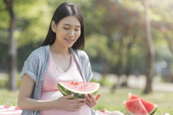 Apakah Ibu Hamil Boleh Makan Semangka? Aman atau Tidak?