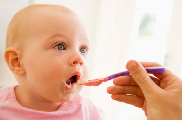 3 Cara Tepat Memperkenalkan Makanan Padat Pada Bayi