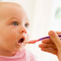 Cara Tepat Memperkenalkan Makanan Padat pada Bayi
