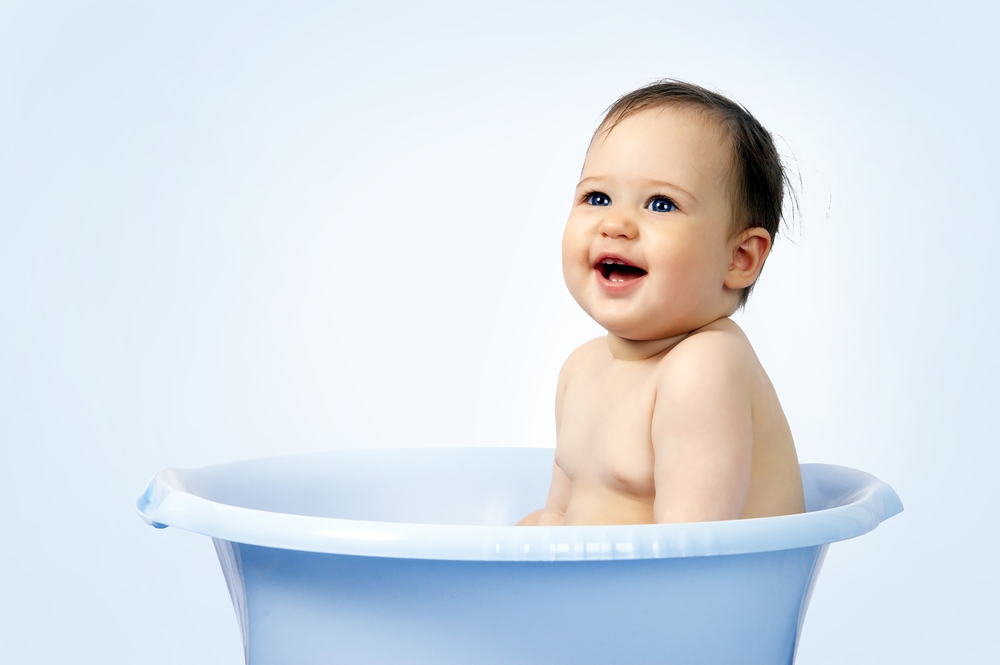 Bayi Mandi Air Dingin, Apakah Lebih Sehat?