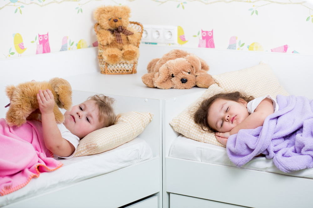 7 Cara Melatih Anak Tidur Sendiri