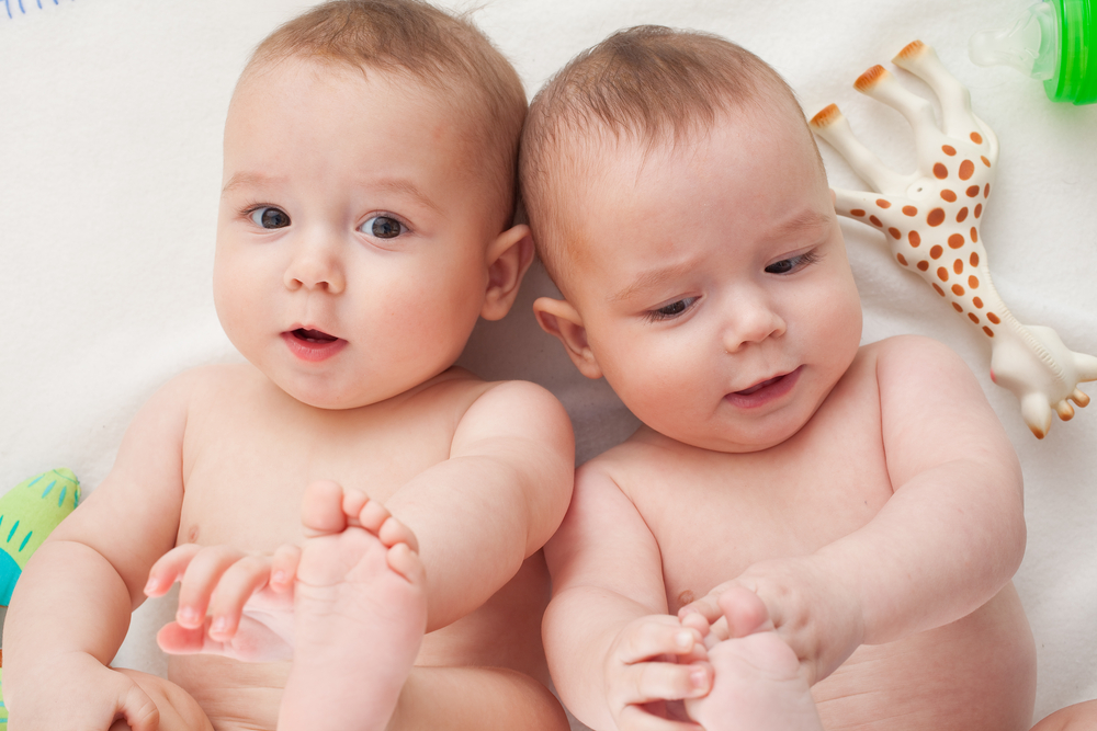 5 Cara Tepat Merawat Bayi Kembar