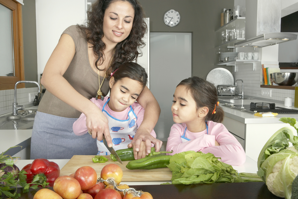 3 Keuntungan Mengajak Anak Beraktivitas Di Dapur