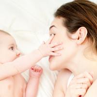 8 Cara Mengenalkan Anggota Tubuh Pada Bayi