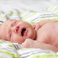 3 Tips Mencegah Bayi Muntah