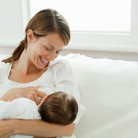 Dads Juga Perlu Tahu Cara Menstimulasi Keluarnya ASI Moms