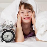 Benarkah Si Kecil yang Sering Bangun Pagi Daya Tahan Tubuhnya Lebih Kuat?