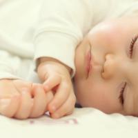 Bolehkah Si Kecil yang Baru Lahir Tidur di Kamar Berpendingin Ruangan?