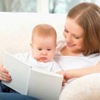 Rawat Si Kecil yang Lahir Prematur dengan Membacakan Buku