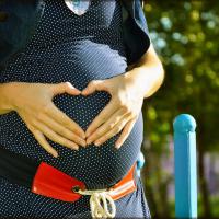Risiko-Risiko Memijat Perut Selama Kehamilan Ini Perlu Moms Ketahui