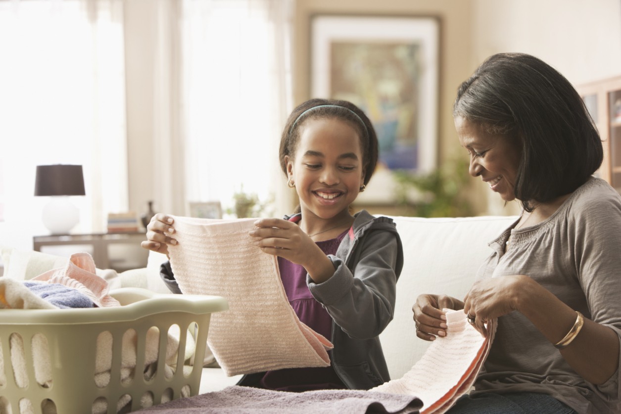 Catat Moms, Ini Tugas Rumah yang Bisa Dilakukan Bareng Si Kecil!
