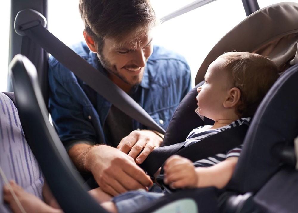Dads, Ini Tips Aman Berkendara Dengan Mobil Bersama Si Kecil!