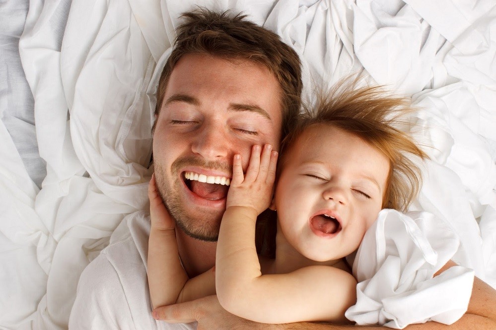 Mengajak Si Kecil Bermain Gulat Sebelum Tidur. Boleh Tidak Ya?