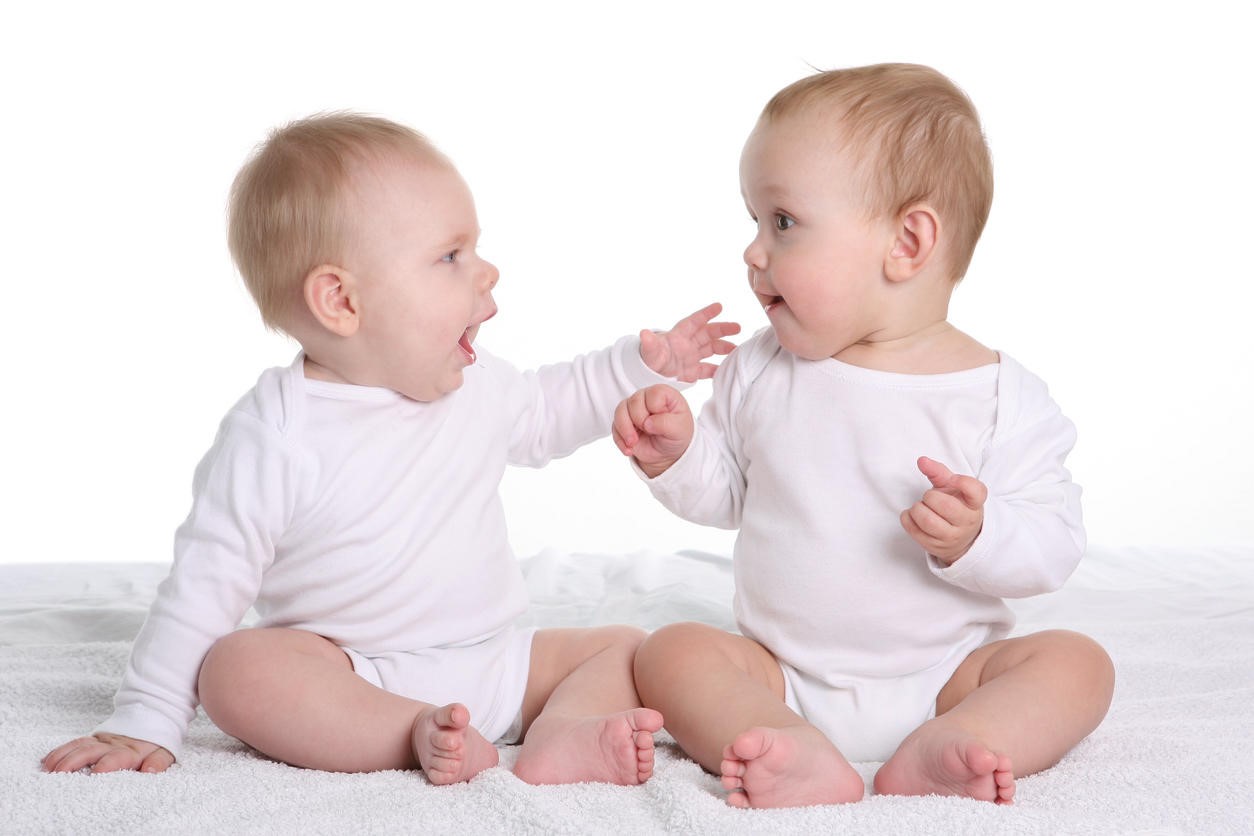 Bayi Senang Mendengarkan Bayi Lain Berbicara. Kenapa Ya, Moms?