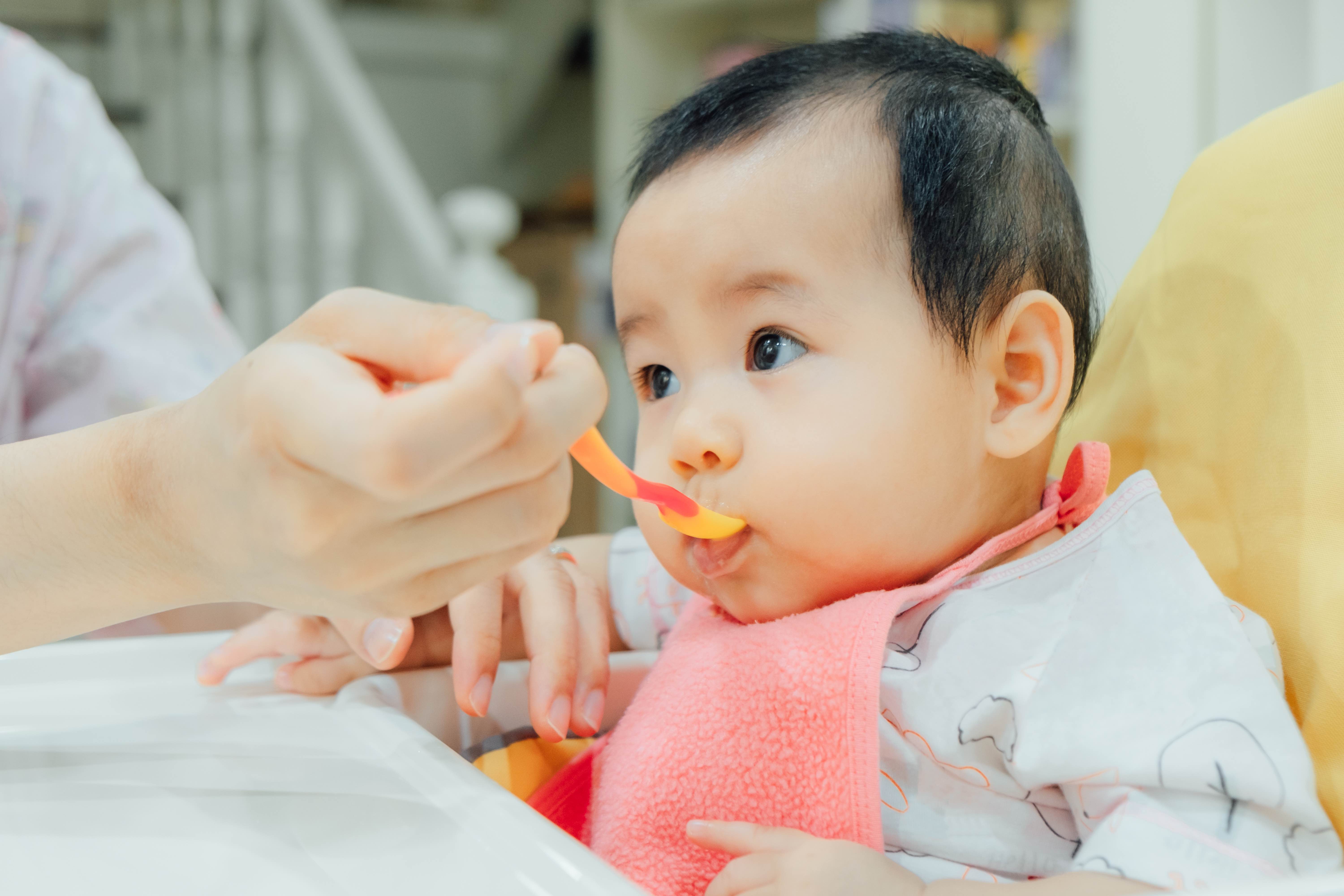 Pentingnya mengatur jadwal menu MPASI bayi 6 bulan | Bersosial.com